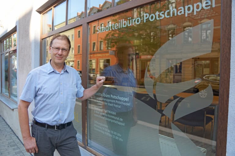 Ein Foto des neuen Quartiersmanagers Thorsten Mager vor dem Stadtteilbüro Potschappel. Foto: Stadt Freital