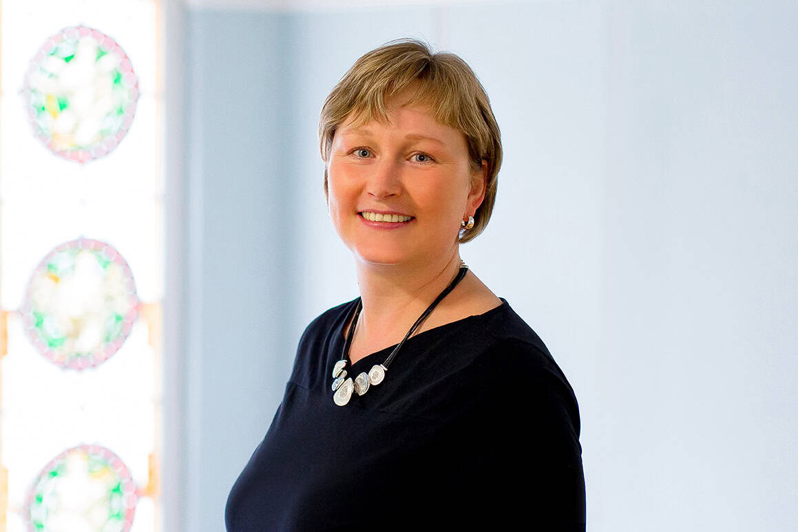 Porträtfoto von Andrea Träger, nett lächelnd und zuständig für die Mieterbetreuung im Team Service bei der Wohnungsgesellschaft Freital mbH. Foto: Anne Oehlert