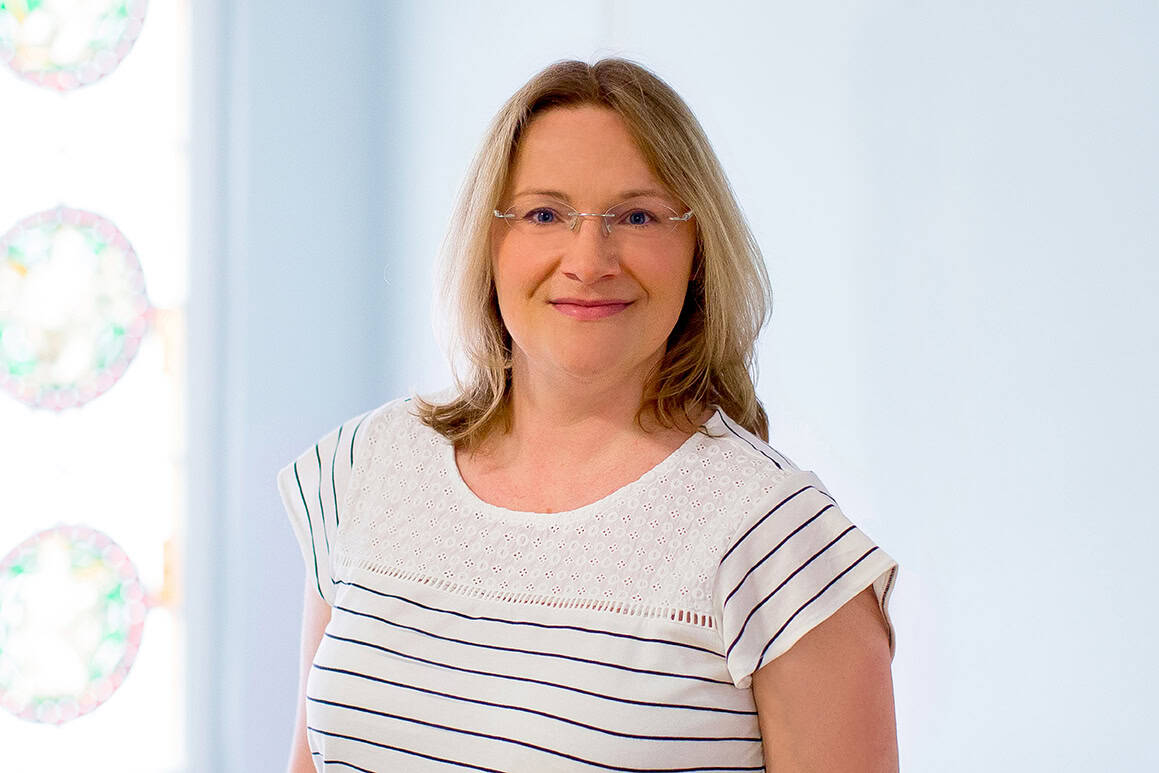 Porträtfoto von Doreen Brühl, zuständig für Betriebskosten und Mahnwesen im Team Rechnungswesen der Wohnungsgesellschaft Freital mbH. Foto: Anne Oehlert.