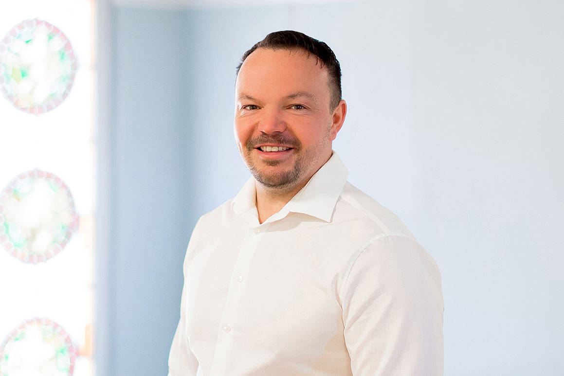 Porträtfoto von Eric Lehmann, Hausmeister im Hausservice bei der Wohnungsgesellschaft Freital mbH. Foto: Anne Oehlert.