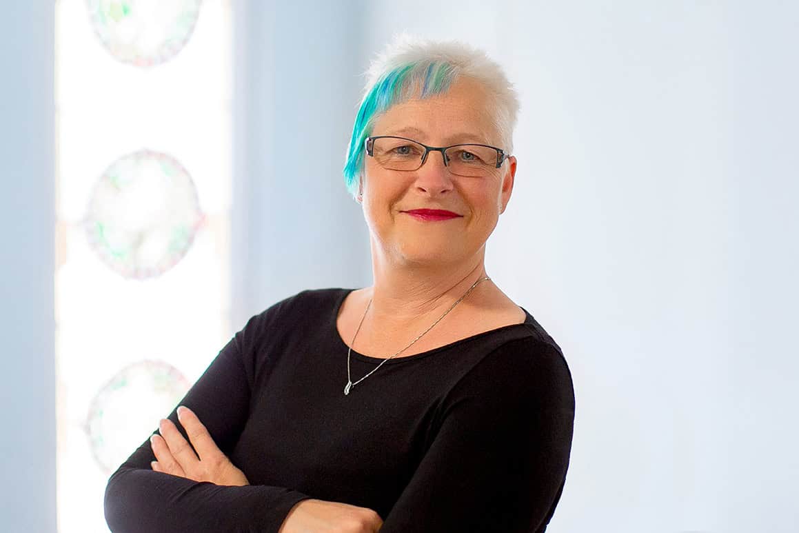 Porträtfoto von Jaqueline Schumann, Teamleiterin Rechnungswesen der Wohnungsgesellschaft Freital mbH. Foto: Anne Oehlert.