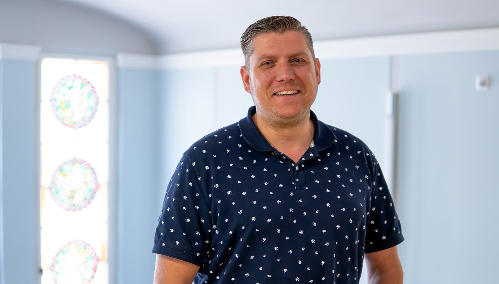 Porträtfoto von Jens Fischer, Bausachbearbeiter im Team Technik bei der Wohnungsgesellschaft Freital mbH. Foto: Willi Pappritz.