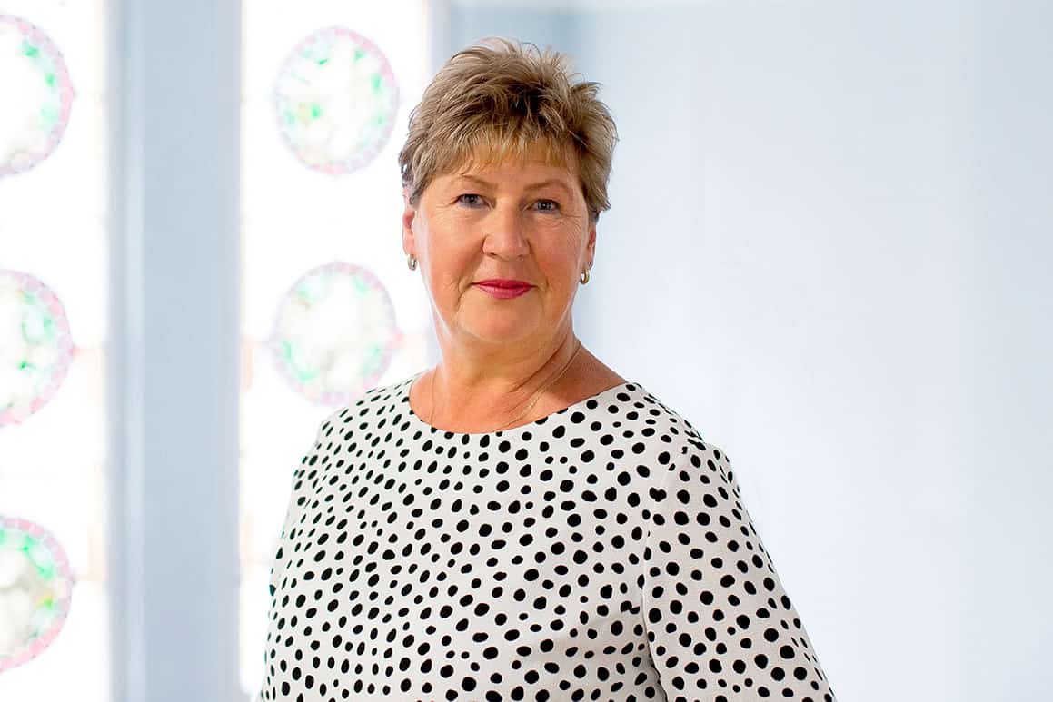 Porträtfoto von Kerstin Arnold, zuständig für Vermietung und Empfang im Team Vermietung der Wohnungsgesellschaft Freital mbH. Foto: Anne Oehlert.