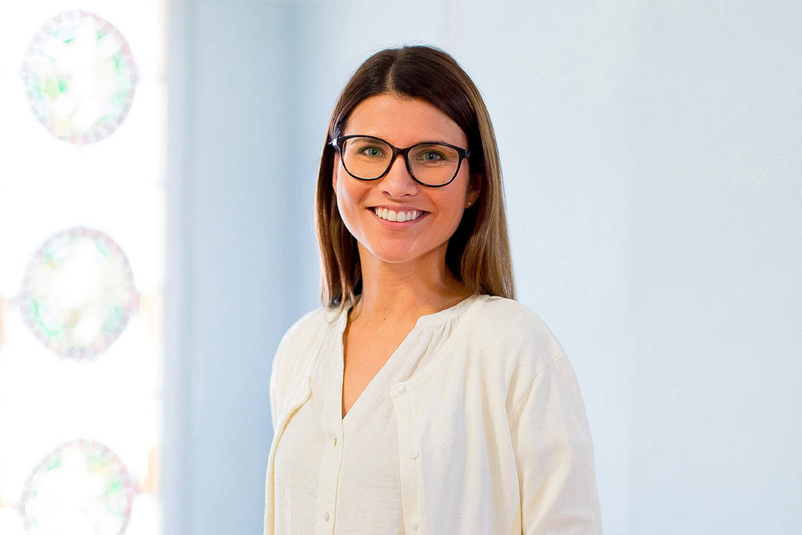 Porträtfoto von Linda Fohlert, zuständig für Organisation und Personal in der Geschäftsführung der Wohnungsgesellschaft Freital mbH. Foto: Anne Oehlert