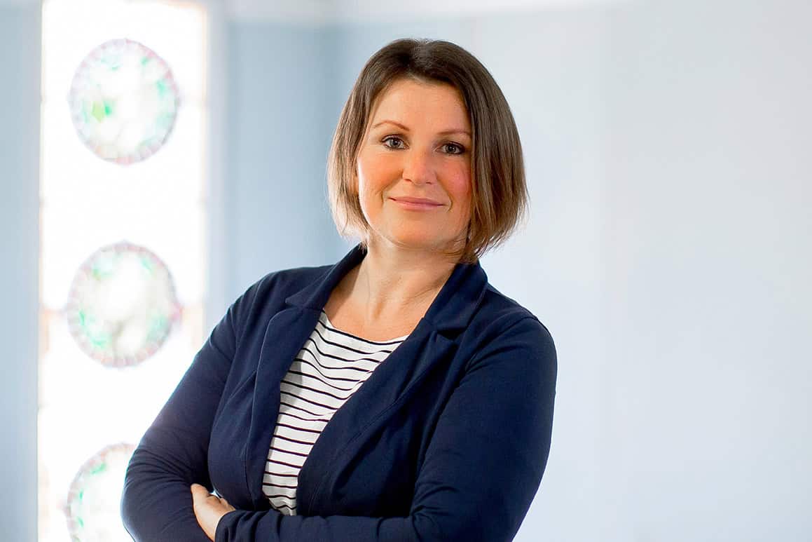 Porträtfoto von Mandy Herrmann, Backoffice im Team Technik der Wohnungsgesellschaft Freital mbH. Foto: Anne Oehlert.