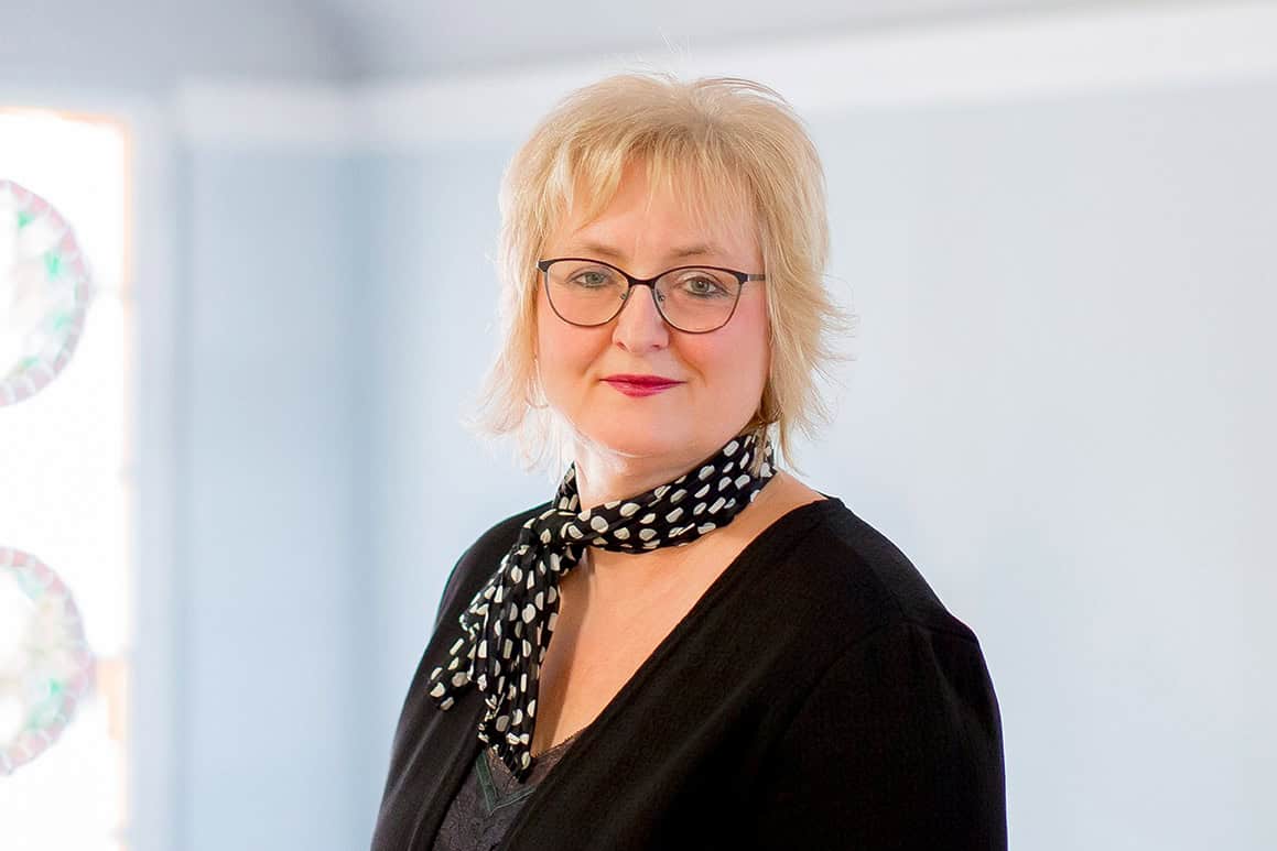 Porträtfoto von Marion Trepte, Mitarbeiterin im Team Vermietung der Wohnungsgesellschaft Freital mbH. Foto: Anne Oehlert.