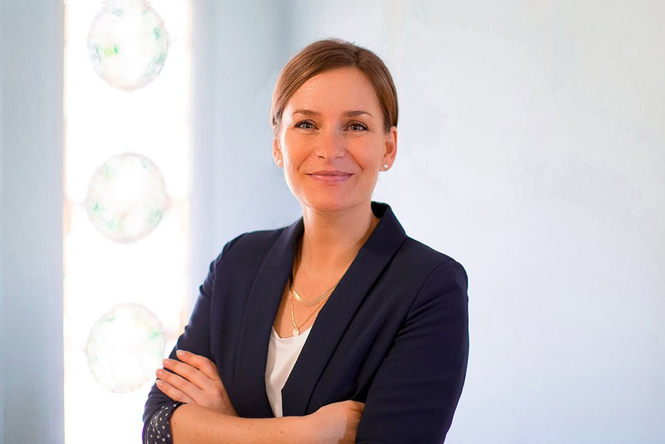 Porträtfoto von Nicole Szabò , zuständig für die Neuvermietung von Wohnungen im Team Vermietung bei der Wohnungsgesellschaft Freital. Foto: Anne Oehlert