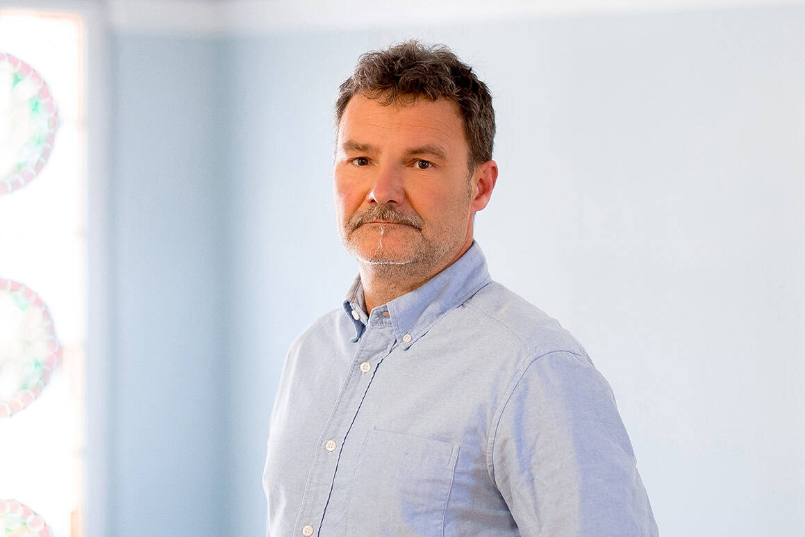 Porträtfoto von Perry Urban, Hausmeister und Elektriker im Hausservice bei der Wohnungsgesellschaft Freital mbH. Foto: Anne Oehlert.