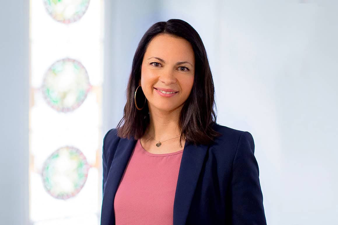 Porträtfoto von Sandra Buddenhagen, Assistentin der Geschäftsführung der Wohnungsgesellschaft Freital mbH. Foto: Anne Oehlert