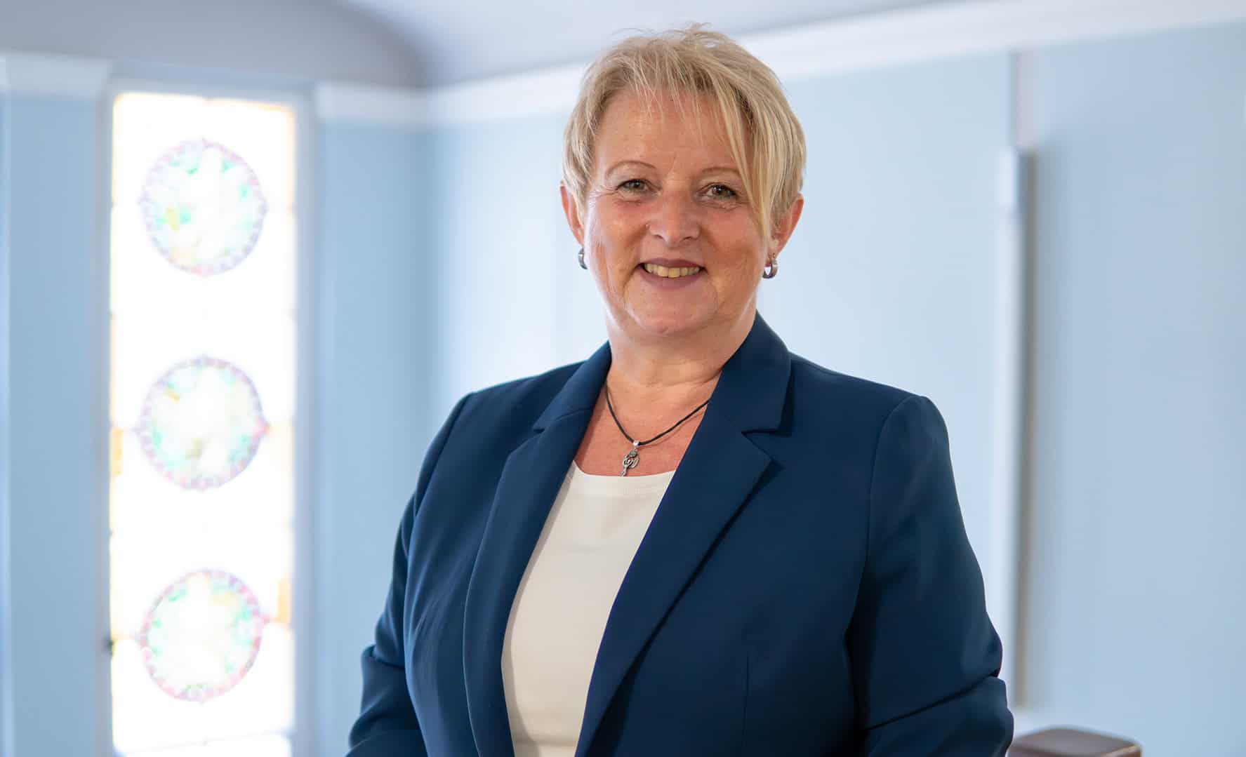 Porträtfoto von Silke Berghoff, nett lächelnd und zuständig für die Mieterbetreuung im Team Service bei der Wohnungsgesellschaft Freital mbH. Foto: Willi Papperitz