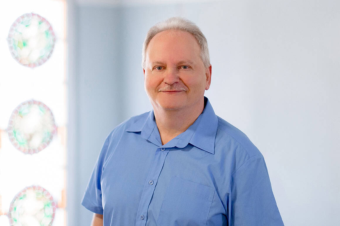 Porträtfoto von Uwe Trepte, freundlicher Hausmeister im Hausservice bei der Wohnungsgesellschaft Freital mbH. Foto: Anne Oehlert.