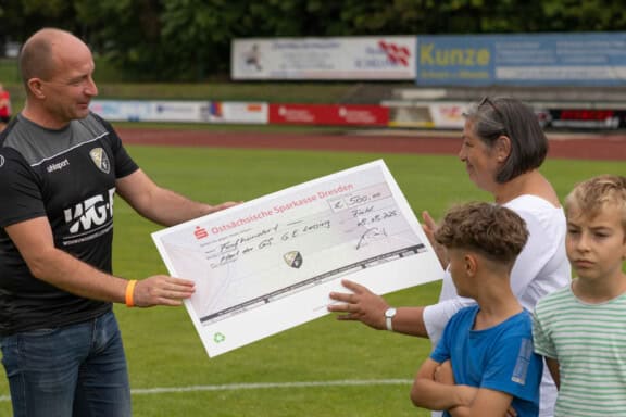 Übergabe des Spendenschecks des SCF mit der WGF n den Hort. Foto: Credit SCF/Manig